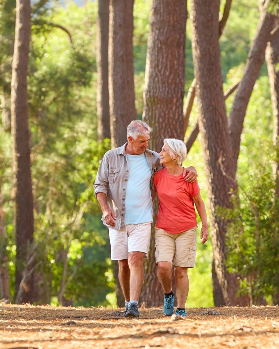 Pareja mayor caminando al aire libre