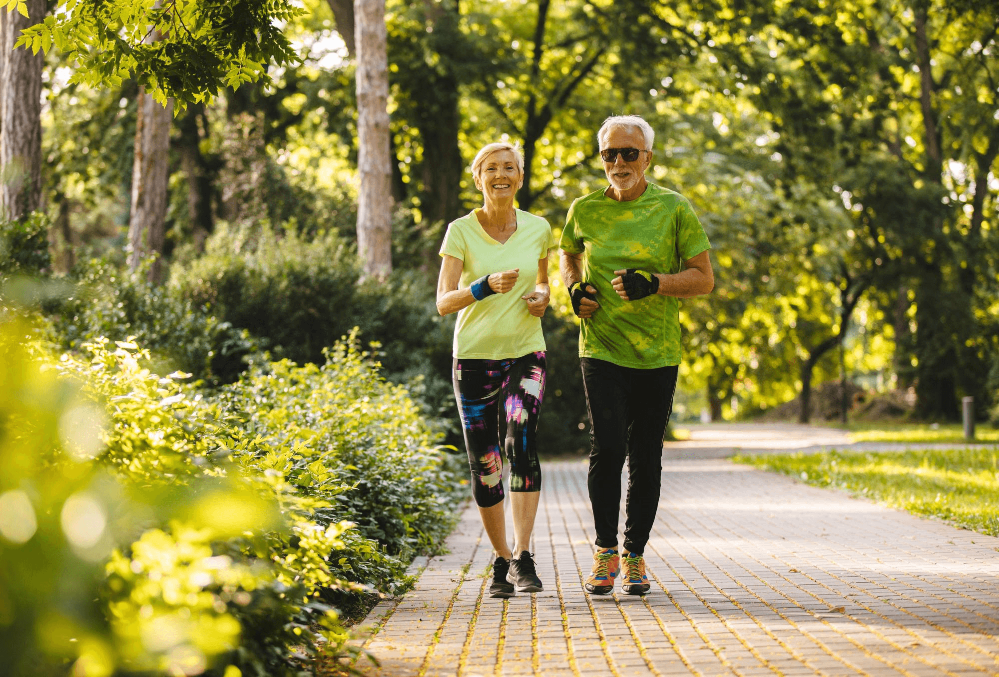 Pareja mayor de 50 años corriendo activamente